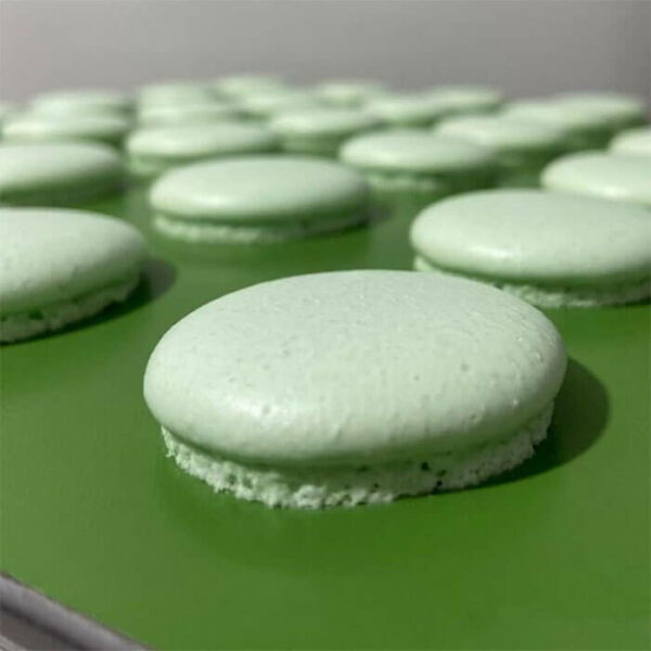 macarons sobre a manta de teflon antiaderente na cor verde