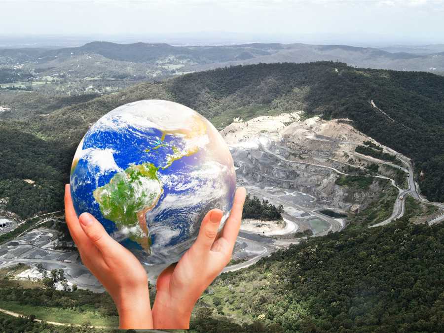 Arte com imagem do planeta terra sobrepondo imagem de fundo de uma mineração
