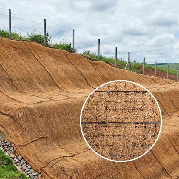 biomanta aplicada em um barranco